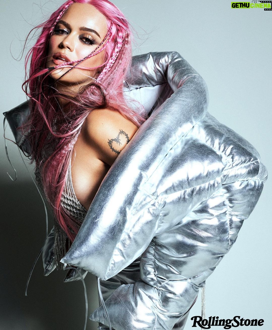 KAROL G Instagram - Hoy en la portada de @Rollingstone 🖤 Uno más de mi bucket List 🥹✨🌌 Photographer @domenvandevelde Writer @jabladora Creative Director @Joe_Hutchinson Director of Photography & Deputy Creative Director @emma.v.reeves Senior Editor @julyssa_raquel Styling @nicolaformichetti