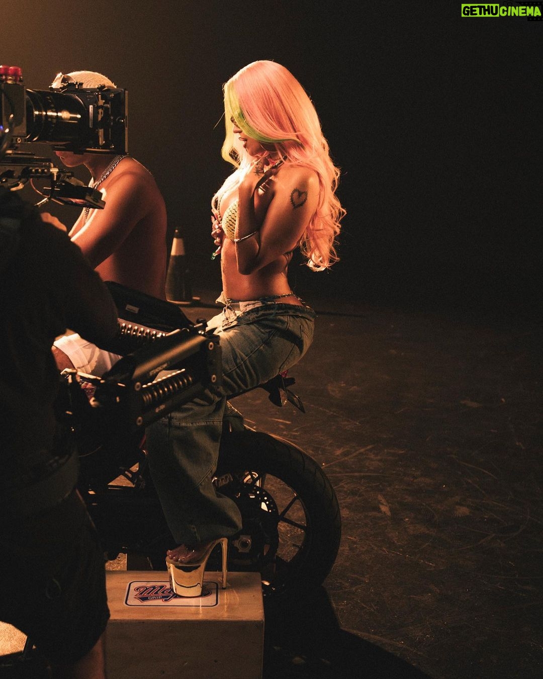 KAROL G - 6.7 Million Likes - Puedo decir que éste probablemente es uno de los proyectos de este año que más me emociona 🤍✨ Amé esta canción desde el primer momento que la escuche y no me aguanté pedir participar en el Remix 🤍 Ansiosa de cantarla y bailarla con toda mi familia de Brasil !!!! @dennisdj @kevinochris @maluma TA ÓK REMIX 🔥 MAÑANA 8PM EST