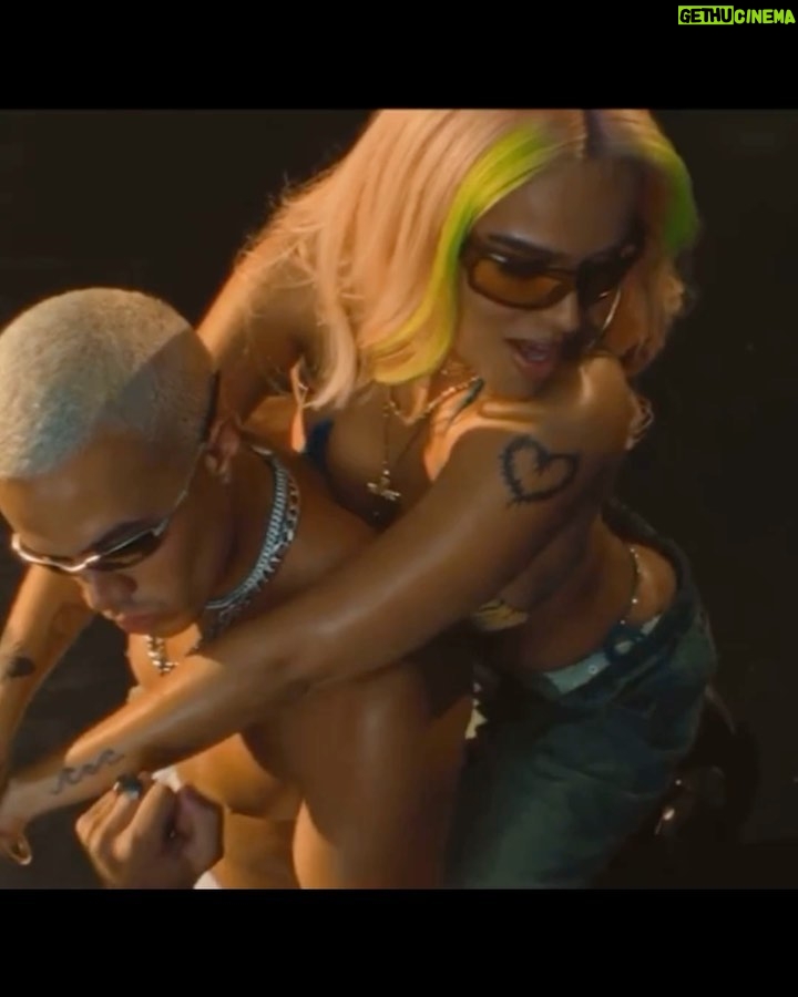 KAROL G - 6.7 Million Likes - Puedo decir que éste probablemente es uno de los proyectos de este año que más me emociona 🤍✨ Amé esta canción desde el primer momento que la escuche y no me aguanté pedir participar en el Remix 🤍 Ansiosa de cantarla y bailarla con toda mi familia de Brasil !!!! @dennisdj @kevinochris @maluma TA ÓK REMIX 🔥 MAÑANA 8PM EST