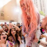 KAROL G Instagram - Casi 4 meses de no subirme a un escenario … y aunque el tiempo pasa rápido para mi se hizo eterno no tener ese momento con ustedes ✨❤️‍🔥 Me siento plena, feliz y agradecida de la familia que somos … Hoy fue mi debut en el escenario del @todayshow ; Escenario que han pisado leyendas de la música y siendo nuestra primera vez fuimos más de 15 mil personas rompiendo un nuevo récord después de 24 años !!!!!! 💭 Como se aterriza a esto !? 🥹 GRACIAS a todos por tanto amor … Todo esto es tan mío cómo de ustedes , DE NOSOTROS! 🌸✨🌈 Los veo en el Tour puessss … pa pasar una chimba y PA SEGUIR CUMPLIENDO SUEÑOS QUE ESTA VIDA SE HIZO PA ESO!!! 🌊🌷🌴☀️🌸