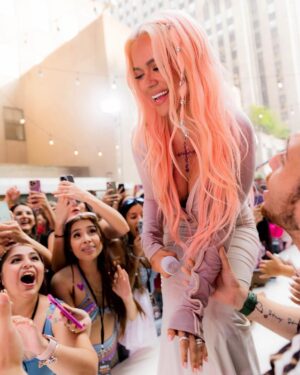 KAROL G Instagram - Casi 4 meses de no subirme a un escenario … y aunque el tiempo pasa rápido para mi se hizo eterno no tener ese momento con ustedes ✨❤️‍🔥 Me siento plena, feliz y agradecida de la familia que somos … Hoy fue mi debut en el escenario del @todayshow ; Escenario que han pisado leyendas de la música y siendo nuestra primera vez fuimos más de 15 mil personas rompiendo un nuevo récord después de 24 años !!!!!! 💭 Como se aterriza a esto !? 🥹 GRACIAS a todos por tanto amor … Todo esto es tan mío cómo de ustedes , DE NOSOTROS! 🌸✨🌈 Los veo en el Tour puessss … pa pasar una chimba y PA SEGUIR CUMPLIENDO SUEÑOS QUE ESTA VIDA SE HIZO PA ESO!!! 🌊🌷🌴☀️🌸