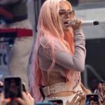 KAROL G Instagram - Casi 4 meses de no subirme a un escenario … y aunque el tiempo pasa rápido para mi se hizo eterno no tener ese momento con ustedes ✨❤️‍🔥 Me siento plena, feliz y agradecida de la familia que somos … Hoy fue mi debut en el escenario del @todayshow ; Escenario que han pisado leyendas de la música y siendo nuestra primera vez fuimos más de 15 mil personas rompiendo un nuevo récord después de 24 años !!!!!! 💭 Como se aterriza a esto !? 🥹 GRACIAS a todos por tanto amor … Todo esto es tan mío cómo de ustedes , DE NOSOTROS! 🌸✨🌈 Los veo en el Tour puessss … pa pasar una chimba y PA SEGUIR CUMPLIENDO SUEÑOS QUE ESTA VIDA SE HIZO PA ESO!!! 🌊🌷🌴☀️🌸