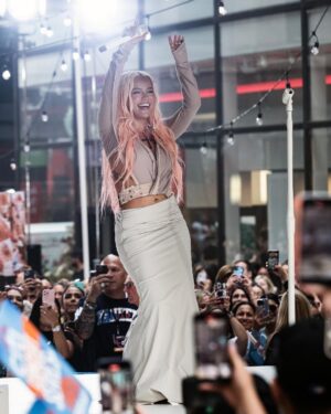 KAROL G Instagram - Casi 4 meses de no subirme a un escenario … y aunque el tiempo pasa rápido para mi se hizo eterno no tener ese momento con ustedes ✨❤️‍🔥 Me siento plena, feliz y agradecida de la familia que somos … Hoy fue mi debut en el escenario del @todayshow ; Escenario que han pisado leyendas de la música y siendo nuestra primera vez fuimos más de 15 mil personas rompiendo un nuevo récord después de 24 años !!!!!! 💭 Como se aterriza a esto !? 🥹 GRACIAS a todos por tanto amor … Todo esto es tan mío cómo de ustedes , DE NOSOTROS! 🌸✨🌈 Los veo en el Tour puessss … pa pasar una chimba y PA SEGUIR CUMPLIENDO SUEÑOS QUE ESTA VIDA SE HIZO PA ESO!!! 🌊🌷🌴☀️🌸