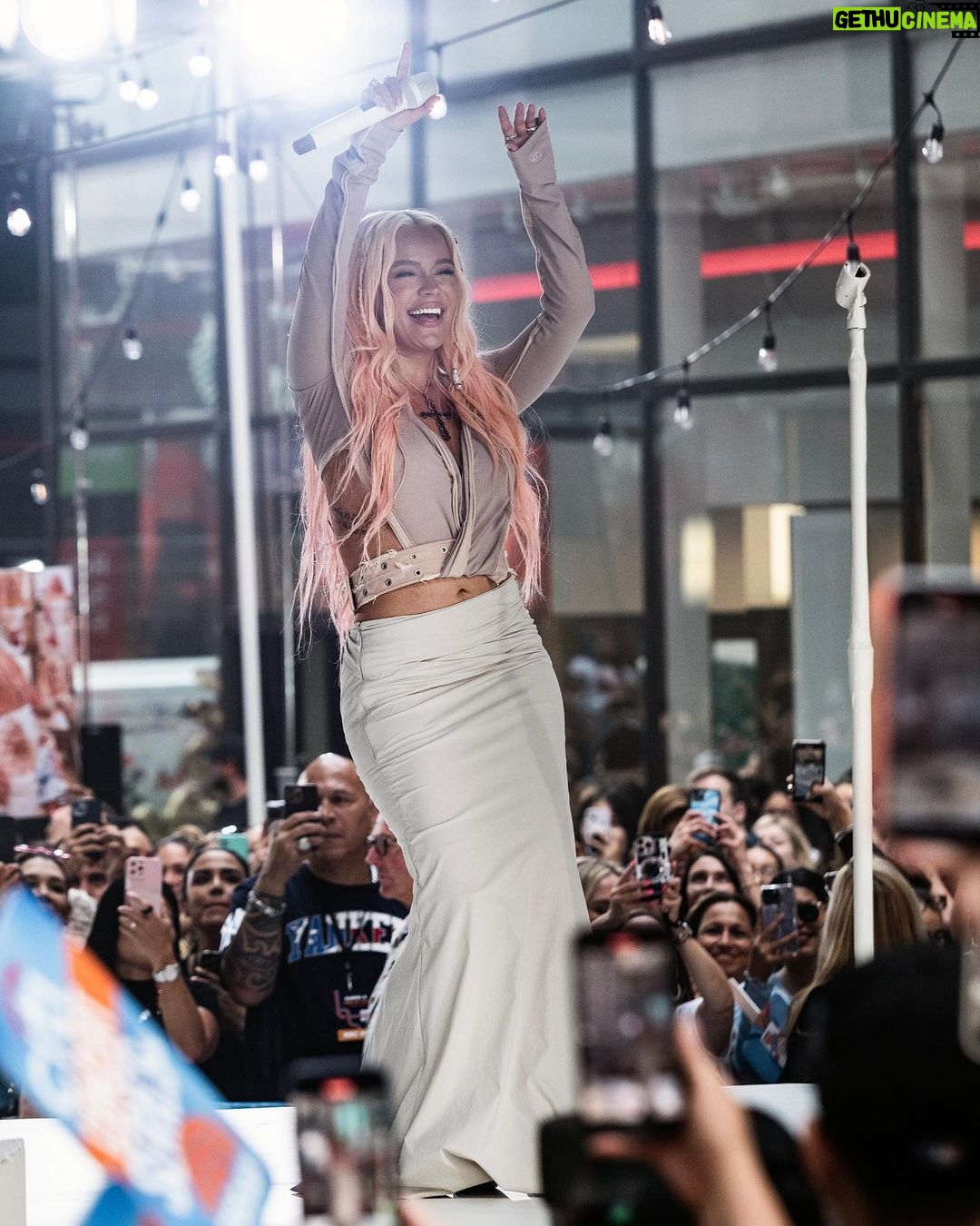 KAROL G - 7.3 Million Likes - Casi 4 meses de no subirme a un escenario … y aunque el tiempo pasa rápido para mi se hizo eterno no tener ese momento con ustedes ✨❤️🔥 Me siento plena, feliz y agradecida de la familia que somos … Hoy fue mi debut en el escenario del @todayshow ; Escenario que han pisado leyendas de la música y siendo nuestra primera vez fuimos más de 15 mil personas rompiendo un nuevo récord después de 24 años !!!!!! 💭 Como se aterriza a esto !? 🥹 GRACIAS a todos por tanto amor … Todo esto es tan mío cómo de ustedes , DE NOSOTROS! 🌸✨🌈 Los veo en el Tour puessss … pa pasar una chimba y PA SEGUIR CUMPLIENDO SUEÑOS QUE ESTA VIDA SE HIZO PA ESO!!! 🌊🌷🌴☀️🌸