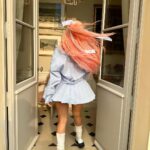 KAROL G Instagram - Hazme un peinado lindo para ir a dar una vuelta por Paris 🎀🥐🤍✨ Bonjour
