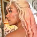 KAROL G Instagram - Hazme un peinado lindo para ir a dar una vuelta por Paris 🎀🥐🤍✨ Bonjour
