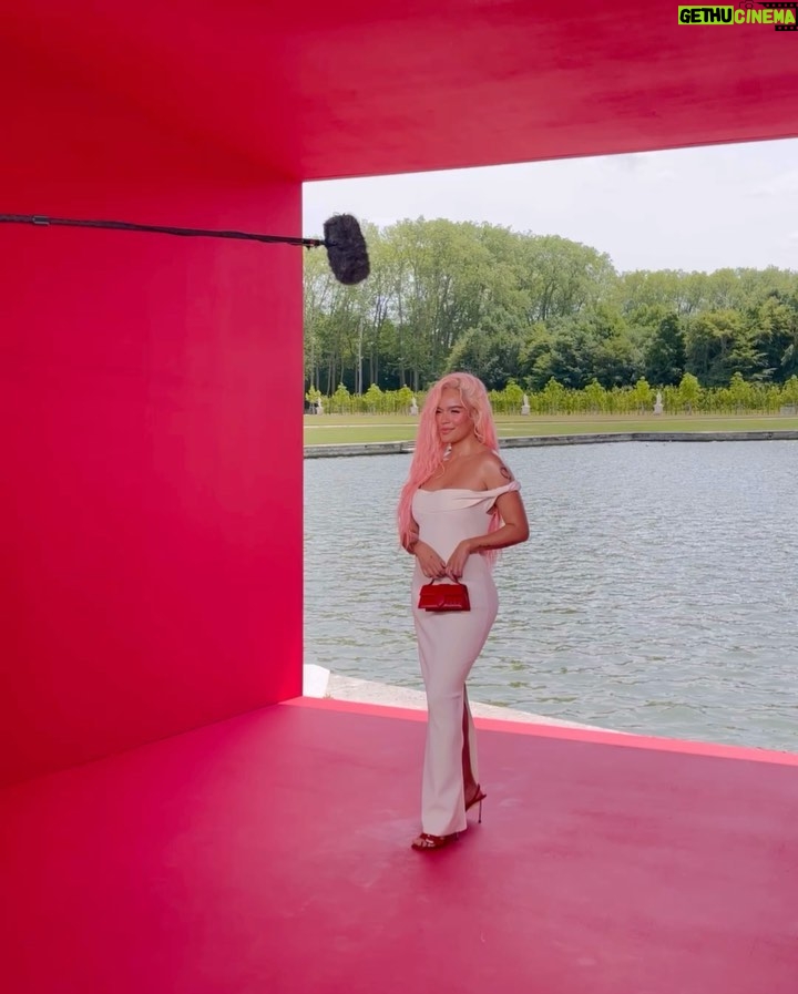 KAROL G Instagram - VERANO ROSA πΈποΈβ¨ JACQUEMUS