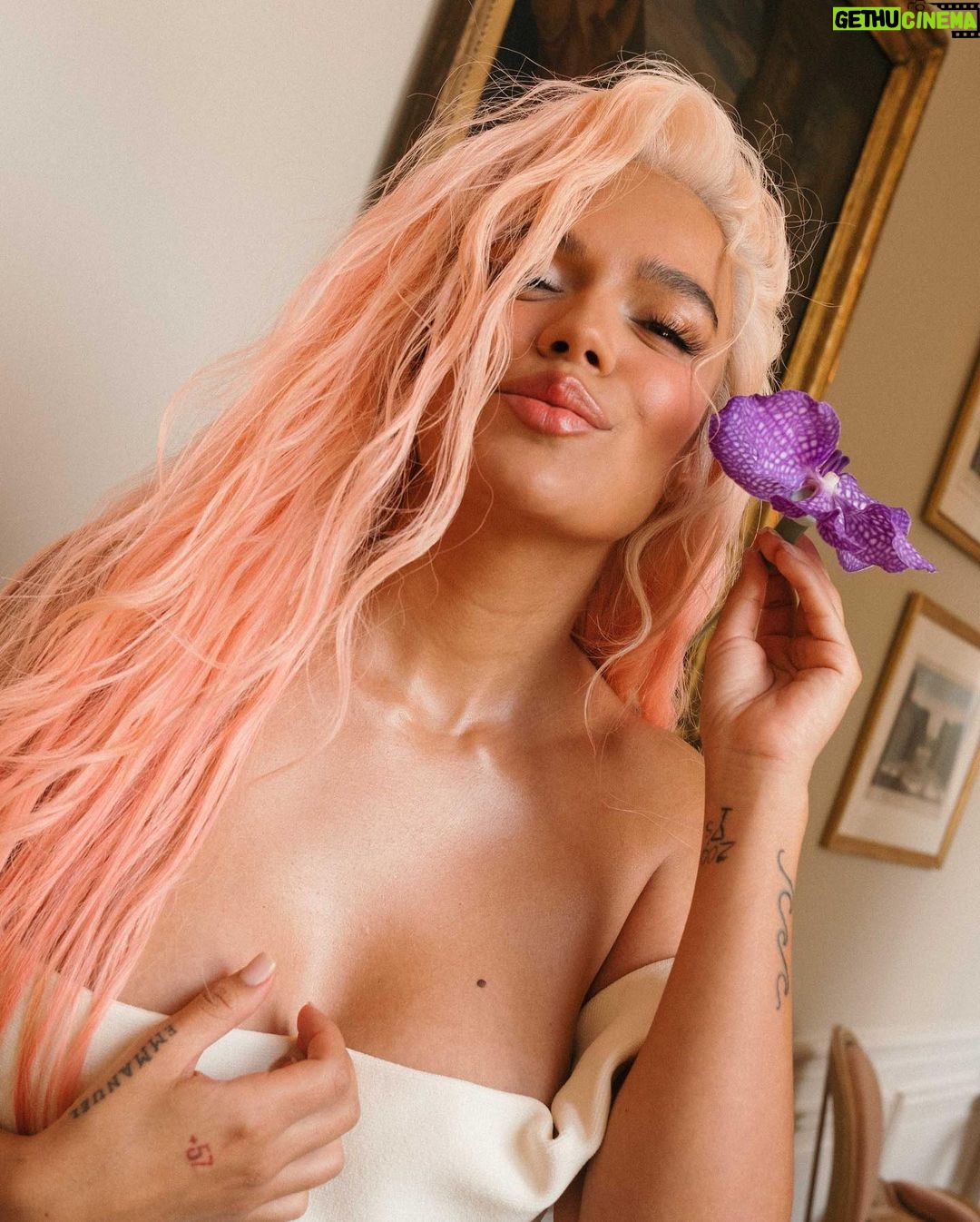 KAROL G Instagram - VERANO ROSA πΈποΈβ¨ JACQUEMUS
