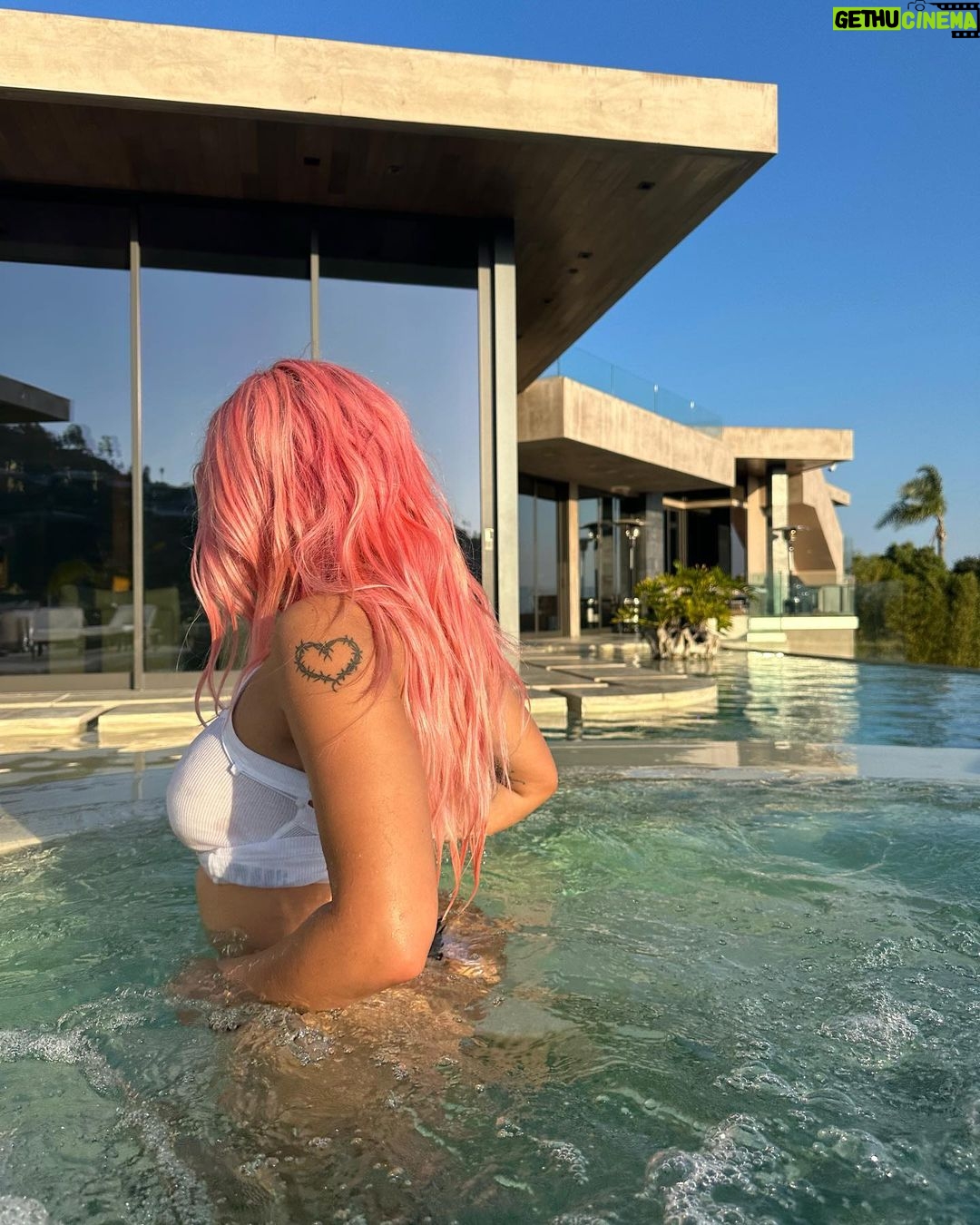 KAROL G - 6.8 Million Likes - Para ti esta florecita 🌷 y para mi, este atardecer 🌅