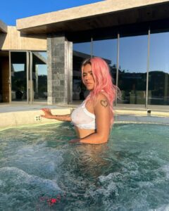 KAROL G Instagram - Para ti esta florecita 🌷 y para mi, este atardecer 🌅 Carolina, Puerto Rico