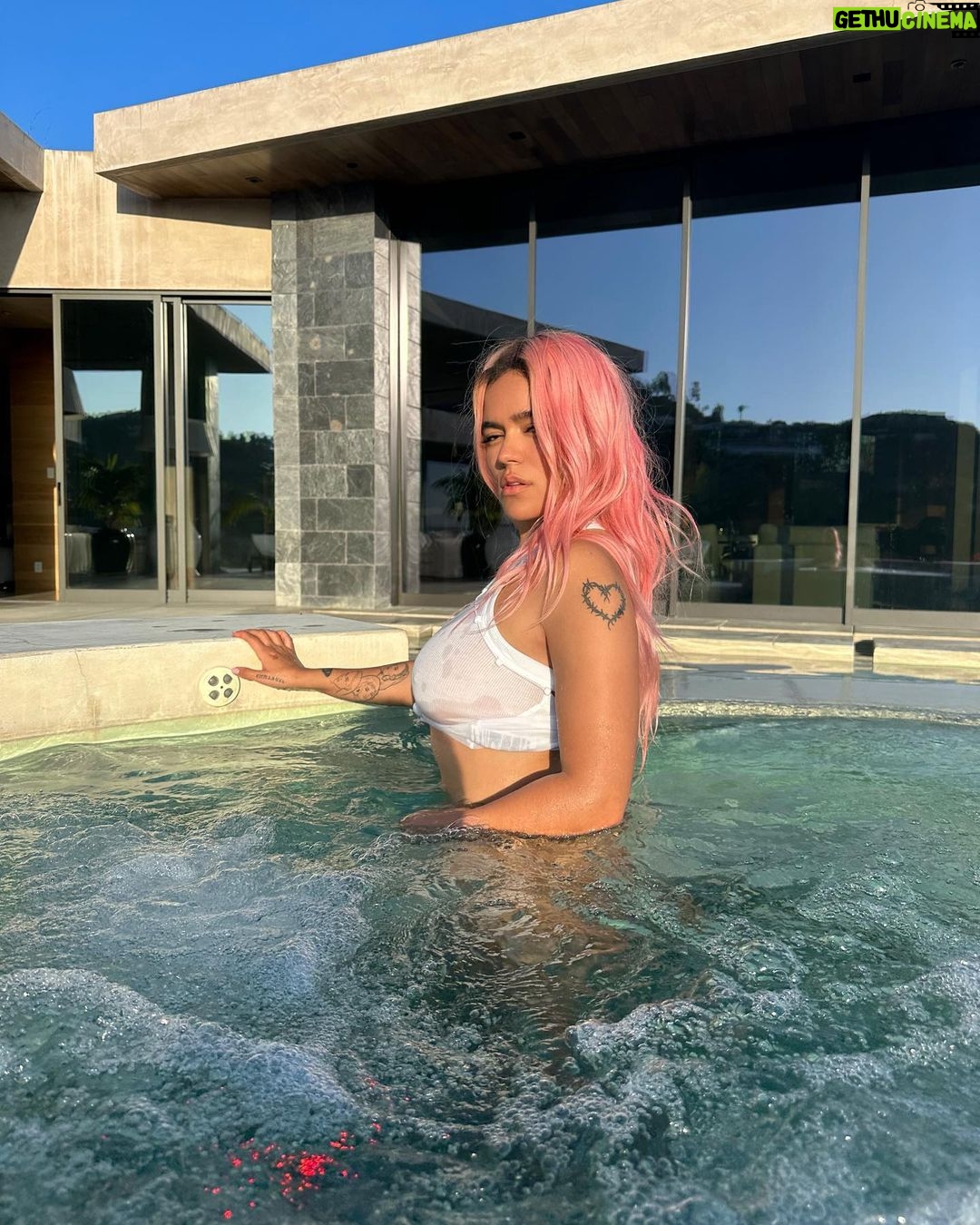 KAROL G - 6.8 Million Likes - Para ti esta florecita 🌷 y para mi, este atardecer 🌅
