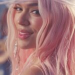 KAROL G Instagram - Este post lo dejé programado hace media hora porque exactamente en este momento que está saliendo mi álbum, estoy subiendo al escenario a mi primer show del tour … que momento tan especial … 2 cosas tan importantes para mi pasando al mismo tiempo 🖤🖤🖤❕Ésta canción es mi bebe✨ Un estilo musical que he seguido y admirado toda mi vida y con una dedicatoria especial a una artista que hizo que creyera que algún día todo lo que me pasa hoy , podía ser posible✨Selena Quintanilla🖤🕊️Te Amo!