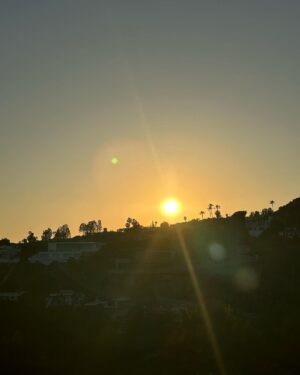 KAROL G Instagram - Para ti esta florecita 🌷 y para mi, este atardecer 🌅