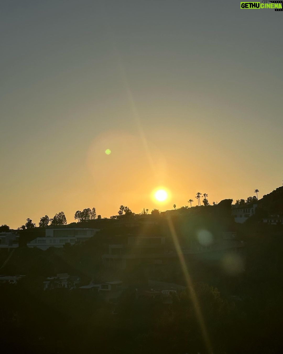 KAROL G - 6.8 Million Likes - Para ti esta florecita 🌷 y para mi, este atardecer 🌅