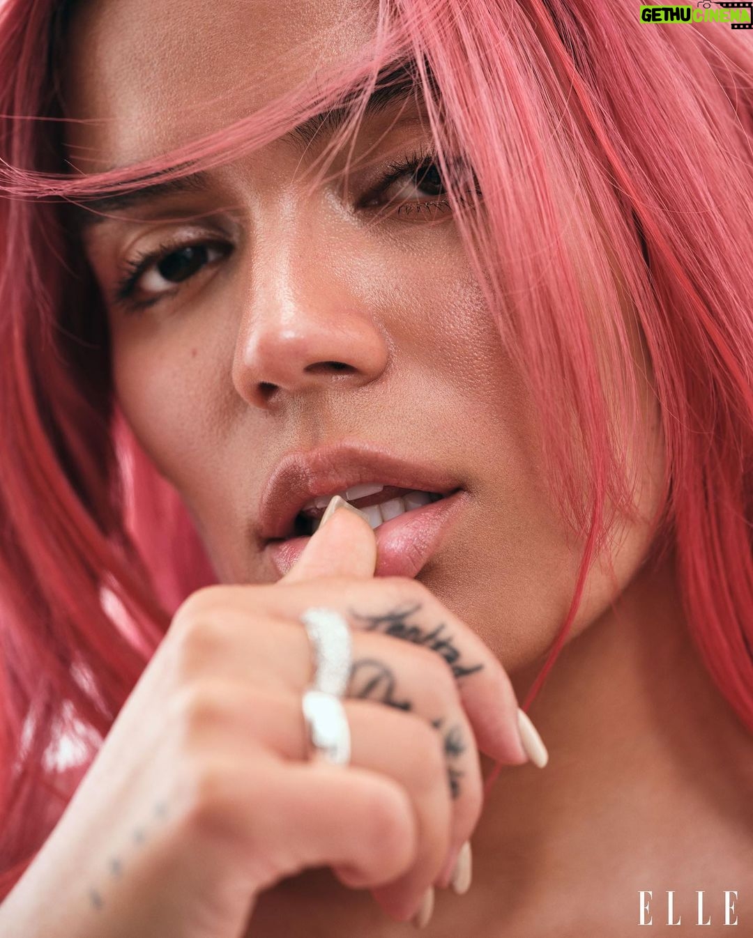 KAROL G Instagram - Estos días han sido locos, lindos, especiales y las bendiciones y las oportunidades no dejan de llegar 🤍🌸 Gracias @elleusa por esta invitación para ser la portada, por estas fotos tan lindas, por la admiración y el respeto y por este día que disfrutamos tanto 💕 Pdta: foto 8 MI FAVORITA! Y la tuya??? Editor-in-Chief: @ninagarcia Photographer: @zoeygrossman Stylist: @alexwhiteedits Hair: @evaniefrausto Makeup: @yumilee_mua