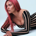 KAROL G Instagram - Estos días han sido locos, lindos, especiales y las bendiciones y las oportunidades no dejan de llegar 🤍🌸 Gracias @elleusa por esta invitación para ser la portada, por estas fotos tan lindas, por la admiración y el respeto y por este día que disfrutamos tanto 💕 Pdta: foto 8 MI FAVORITA! Y la tuya??? Editor-in-Chief: @ninagarcia Photographer: @zoeygrossman Stylist: @alexwhiteedits Hair: @evaniefrausto Makeup: @yumilee_mua