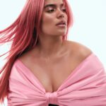 KAROL G Instagram - Estos días han sido locos, lindos, especiales y las bendiciones y las oportunidades no dejan de llegar 🤍🌸 Gracias @elleusa por esta invitación para ser la portada, por estas fotos tan lindas, por la admiración y el respeto y por este día que disfrutamos tanto 💕 Pdta: foto 8 MI FAVORITA! Y la tuya??? Editor-in-Chief: @ninagarcia Photographer: @zoeygrossman Stylist: @alexwhiteedits Hair: @evaniefrausto Makeup: @yumilee_mua