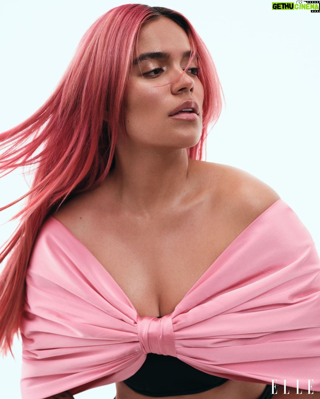 KAROL G Instagram - Estos días han sido locos, lindos, especiales y las bendiciones y las oportunidades no dejan de llegar 🤍🌸 Gracias @elleusa por esta invitación para ser la portada, por estas fotos tan lindas, por la admiración y el respeto y por este día que disfrutamos tanto 💕 Pdta: foto 8 MI FAVORITA! Y la tuya??? Editor-in-Chief: @ninagarcia Photographer: @zoeygrossman Stylist: @alexwhiteedits Hair: @evaniefrausto Makeup: @yumilee_mua