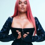 KAROL G Instagram - Estos días han sido locos, lindos, especiales y las bendiciones y las oportunidades no dejan de llegar 🤍🌸 Gracias @elleusa por esta invitación para ser la portada, por estas fotos tan lindas, por la admiración y el respeto y por este día que disfrutamos tanto 💕 Pdta: foto 8 MI FAVORITA! Y la tuya??? Editor-in-Chief: @ninagarcia Photographer: @zoeygrossman Stylist: @alexwhiteedits Hair: @evaniefrausto Makeup: @yumilee_mua