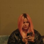 KAROL G Instagram - La vida no para de sorprenderme … Cada día me convenzo mas de que esos 13 años de creer, de soñar y de trabajar, entre un video y otro, VALIERON TODA LA PENA!! Cada lágrima y cada celebración! 🖤 cantar canciones de ella en videos para YouTube pudo haber sido lo único que nos conectara pero Diosito es así de lindo y pues, ahí está, Alicia Keys y Karol G en el mismo escenario! @aliciakeys Gracias reina por este momento y por compartir conmigo una de las canciones más icónicas de tu carrera en mi amado país ♾️✨🇨🇴 Pdta: This Girl is On Fire 🔥🔥🔥 Colombia Tierra Querida