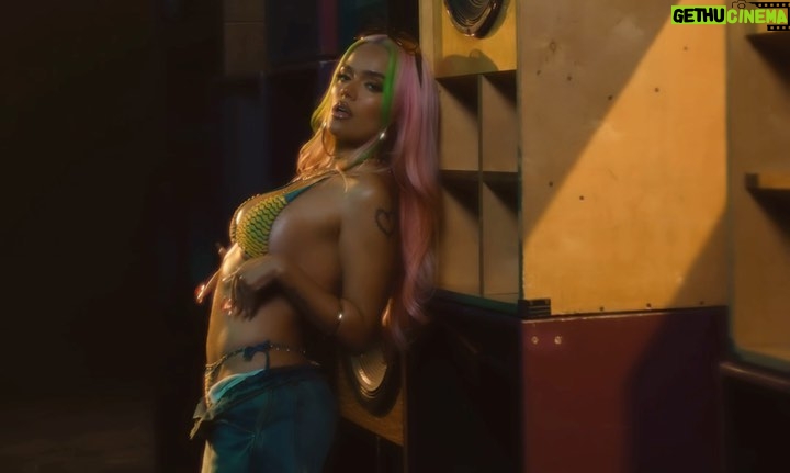 KAROL G Instagram - ✨✨✨ TA Ok RMX ❤️🔥🇧🇷🇨🇴 … Ya la escucharon ? Parte favorita ? La canto en el Tour?