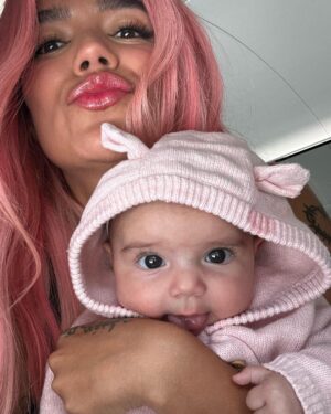 KAROL G Instagram - La tía Sexy 🖤🧸🌸