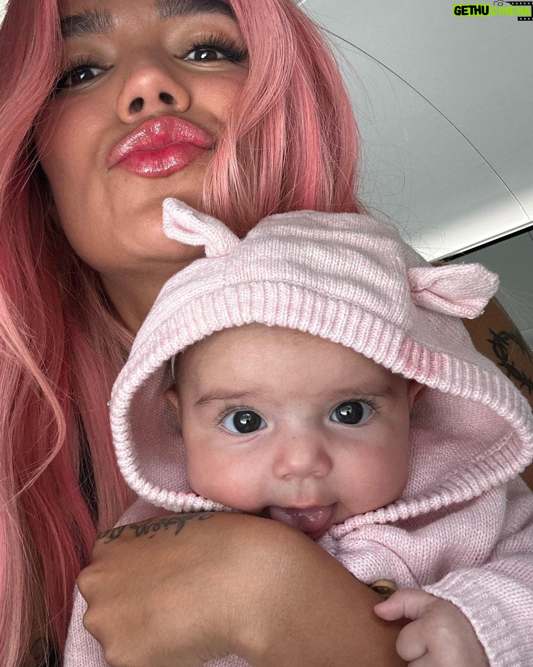 KAROL G - 7.9 Million Likes - La tía Sexy 🖤🧸🌸