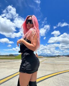 KAROL G Instagram - La tía Sexy 🖤🧸🌸