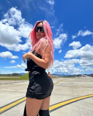 KAROL G Instagram - La tía Sexy 🖤🧸🌸
