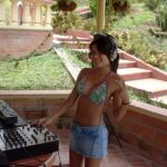 KAROL G Instagram – Alguien encontró mi Facebook de cuando estaba en el colegio que no yo me acordaba que existía y empezó a compartir las fotos jaja QuE ChImBaAAa (Así escribía en el Facebook 😂) El verdadero TBT 🐥🐥🐥🐥❤️‍🩹