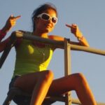 KAROL G Instagram – Alguien encontró mi Facebook de cuando estaba en el colegio que no yo me acordaba que existía y empezó a compartir las fotos jaja QuE ChImBaAAa (Así escribía en el Facebook 😂) El verdadero TBT 🐥🐥🐥🐥❤️‍🩹