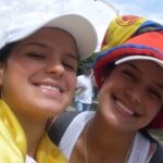 KAROL G Instagram - Alguien encontró mi Facebook de cuando estaba en el colegio que no yo me acordaba que existía y empezó a compartir las fotos jaja QuE ChImBaAAa (Así escribía en el Facebook 😂) El verdadero TBT 🐥🐥🐥🐥❤️‍🩹
