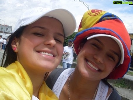 KAROL G Instagram - Alguien encontró mi Facebook de cuando estaba en el colegio que no yo me acordaba que existía y empezó a compartir las fotos jaja QuE ChImBaAAa (Así escribía en el Facebook 😂) El verdadero TBT 🐥🐥🐥🐥❤️🩹