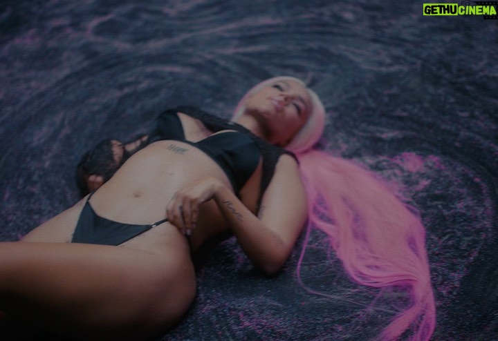KAROL G Instagram - … este Tour no sería lo mismo sin el final de esta historia 🖤 MAÑANA SERÁ BONITO 🦈 BICHOTA SEASON ✨ 11 de Agosto // PRE SAVE LINK EN BIO 🎀🎀🎀 GET READY