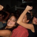KAROL G Instagram - Alguien encontró mi Facebook de cuando estaba en el colegio que no yo me acordaba que existía y empezó a compartir las fotos jaja QuE ChImBaAAa (Así escribía en el Facebook 😂) El verdadero TBT 🐥🐥🐥🐥❤️‍🩹