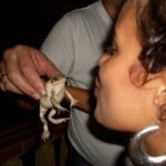 KAROL G Instagram - Alguien encontró mi Facebook de cuando estaba en el colegio que no yo me acordaba que existía y empezó a compartir las fotos jaja QuE ChImBaAAa (Así escribía en el Facebook 😂) El verdadero TBT 🐥🐥🐥🐥❤️‍🩹