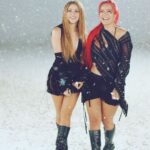 KAROL G Instagram - Como empezó todo … cómo va 🖤 No hay palabras que describan este momento. Mi primera canción número uno global la comparto con ella @shakira y ella sabe lo honrada que me siento❤️‍🔥TQG❤️‍🔥 Número uno Global !!!!!!! GRACIASSSSsss a Todos por el amor infinito !!! 🇨🇴✨✨✨✨