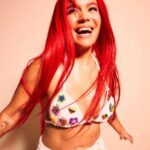 KAROL G Instagram - Después de los meses, del tiempo invertido, del amor y los esfuerzos que tiene este disco, de LAS ILUSIONES Y LOS SUEÑOS, definitivamente el Mañana fue Muy bonito 🥹 Record de un álbum femenino latino con más de 32 M de streams en Spotify, primer #1 global en Apple Music lifetime y 2Do debut femenino más grande de la historia en YouTube … wow !!! 🌸✨ y no … no se trata de los números solo… pero estos números me dejan ver el amor tan increible con el que recibieron este trabajo y JUNTOS ESTAMOS HACIENDO HISTORIA!!!! ✨✨✨ De verdad que significa el mundo entero para mi ❤️‍🔥🌸 No dejen de escucharlo, bailarlo y dedicarlo que está hecho con el Cora pa eso!! 🦋🌸🌈🌷☀️🌥️🍄 GRACIAS!!! Será Bonito