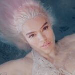 KAROL G Instagram - 1. La vida está llena de situaciones lobas vestidas de ovejas… pero SIEMPRE hay algo que te protege y que pelea a tu favor. 2. No para ganar hay que ser el primero. Todos los días ganamos de formas diferentes sin ser “los primeros”. 3. Todos somos capaces de nadar en medio de tiburones… es cuestión de la tranquilidad, de calma y de la confianza que tengamos en nosotros mismos. 4. Cuando todo se hace con amor y con consciencia, tarde o temprano el resultado es el mismo: plenitud y con el alma fuerte como pantera. Pdta: Cuando estamos en una situación difícil, dolorosa, incómoda, la evitamos, no la aceptamos, nos oponemos, cuando en realidad a veces sólo deberíamos dejarnos llevar porque Dios, el universo o en lo que sea que tú creas, tiene un plan mucho mejor🤍 Enfócate en ti y en tus fortalezas, lo demás son cosas que aparecen en la vía, que cuando las pasas ellas se quedan ahi, en el camino. S91 YA ESTÁ AFUERA 🖤 CON UNA SORPRESITA AL FINAL🦈