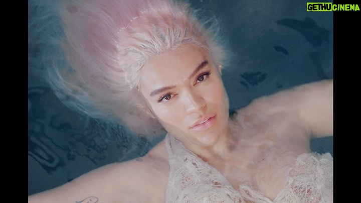 KAROL G Instagram - 1. La vida está llena de situaciones lobas vestidas de ovejas… pero SIEMPRE hay algo que te protege y que pelea a tu favor. 2. No para ganar hay que ser el primero. Todos los días ganamos de formas diferentes sin ser “los primeros”. 3. Todos somos capaces de nadar en medio de tiburones… es cuestión de la tranquilidad, de calma y de la confianza que tengamos en nosotros mismos. 4. Cuando todo se hace con amor y con consciencia, tarde o temprano el resultado es el mismo: plenitud y con el alma fuerte como pantera. Pdta: Cuando estamos en una situación difícil, dolorosa, incómoda, la evitamos, no la aceptamos, nos oponemos, cuando en realidad a veces sólo deberíamos dejarnos llevar porque Dios, el universo o en lo que sea que tú creas, tiene un plan mucho mejor🤍 Enfócate en ti y en tus fortalezas, lo demás son cosas que aparecen en la vía, que cuando las pasas ellas se quedan ahi, en el camino. S91 YA ESTÁ AFUERA 🖤 CON UNA SORPRESITA AL FINAL🦈