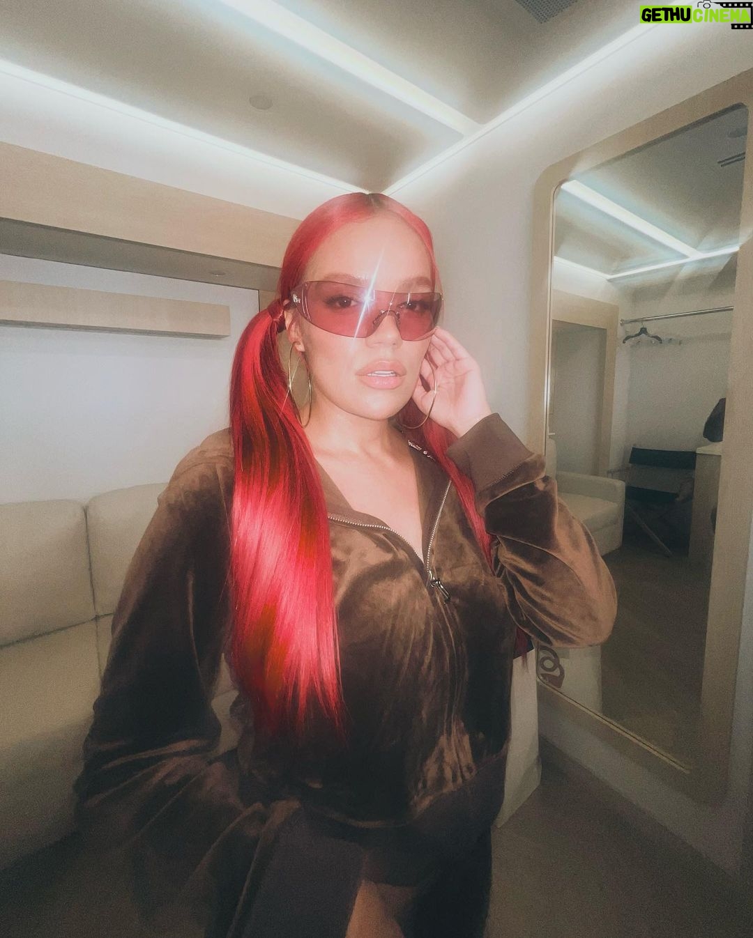 KAROL G Instagram - KaraOke TimE ⭐️⭐️⭐️💖 Sigue Le Letra de la cancioOOOn 💖💖💖💖💖💖💖💖💖💖💖💖 pdTa: me encanto la foto haciendo pipi 🤭🤭🤭 Los Extraño mucho pues !! Muaaaaaaaaaa