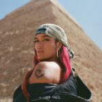 KAROL G Instagram – MΓ‘s allΓ‘ de estar en mi Top 5 de lugares del mundo que soΓ±aba conocer, tenΓa una visiΓ³n un poco mΓ‘s ambiciosa en este paΓs: Cerrar las Calles, la esfinge y las pirΓ‘mides de Egipto para lograr un video que siempre estuvo en mi mente, en mis metas por cumplir y en mi corazΓ³n! Ese momento majestuoso cuando yo misma lleguΓ© a este lugar y vi que despuΓ©s de lo difΓcil que fue lograrlo, YA ERA UNA REALIDAD, lo guardo como una de las mejores sensaciones de mi vida !!! Cumplir sueΓ±os mientras trabajo y le cuento al mundo sobre ellos, no tiene precio! Gracias equipo por apoyar cada idea y cada meta, por creer en mi y nunca dudar de las cosas increΓbles que podemos lograr juntosβ¦ @ovyonthedrums siento un inmenso orgullo personal por el trabajo que juntos hemos creado β₯οΈβ¨
Para ustedes, con amor, CAIRO β¨β¨β¨ QUE CHIMBAAAAAAAAA HPPPPPPPPPPPTA!!!!!!!!!!!!!!!!!!!!! π₯Ήπ₯Ήπ₯Ή