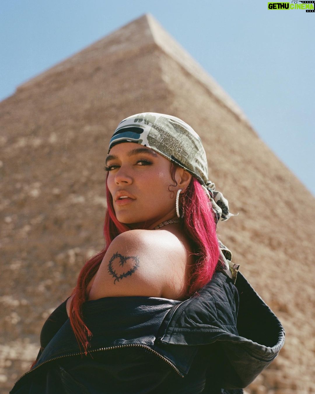 KAROL G Instagram - Más allá de estar en mi Top 5 de lugares del mundo que soñaba conocer, tenía una visión un poco más ambiciosa en este país: Cerrar las Calles, la esfinge y las pirámides de Egipto para lograr un video que siempre estuvo en mi mente, en mis metas por cumplir y en mi corazón! Ese momento majestuoso cuando yo misma llegué a este lugar y vi que después de lo difícil que fue lograrlo, YA ERA UNA REALIDAD, lo guardo como una de las mejores sensaciones de mi vida !!! Cumplir sueños mientras trabajo y le cuento al mundo sobre ellos, no tiene precio! Gracias equipo por apoyar cada idea y cada meta, por creer en mi y nunca dudar de las cosas increíbles que podemos lograr juntos… @ovyonthedrums siento un inmenso orgullo personal por el trabajo que juntos hemos creado ♥️✨ Para ustedes, con amor, CAIRO ✨✨✨ QUE CHIMBAAAAAAAAA HPPPPPPPPPPPTA!!!!!!!!!!!!!!!!!!!!! 🥹🥹🥹