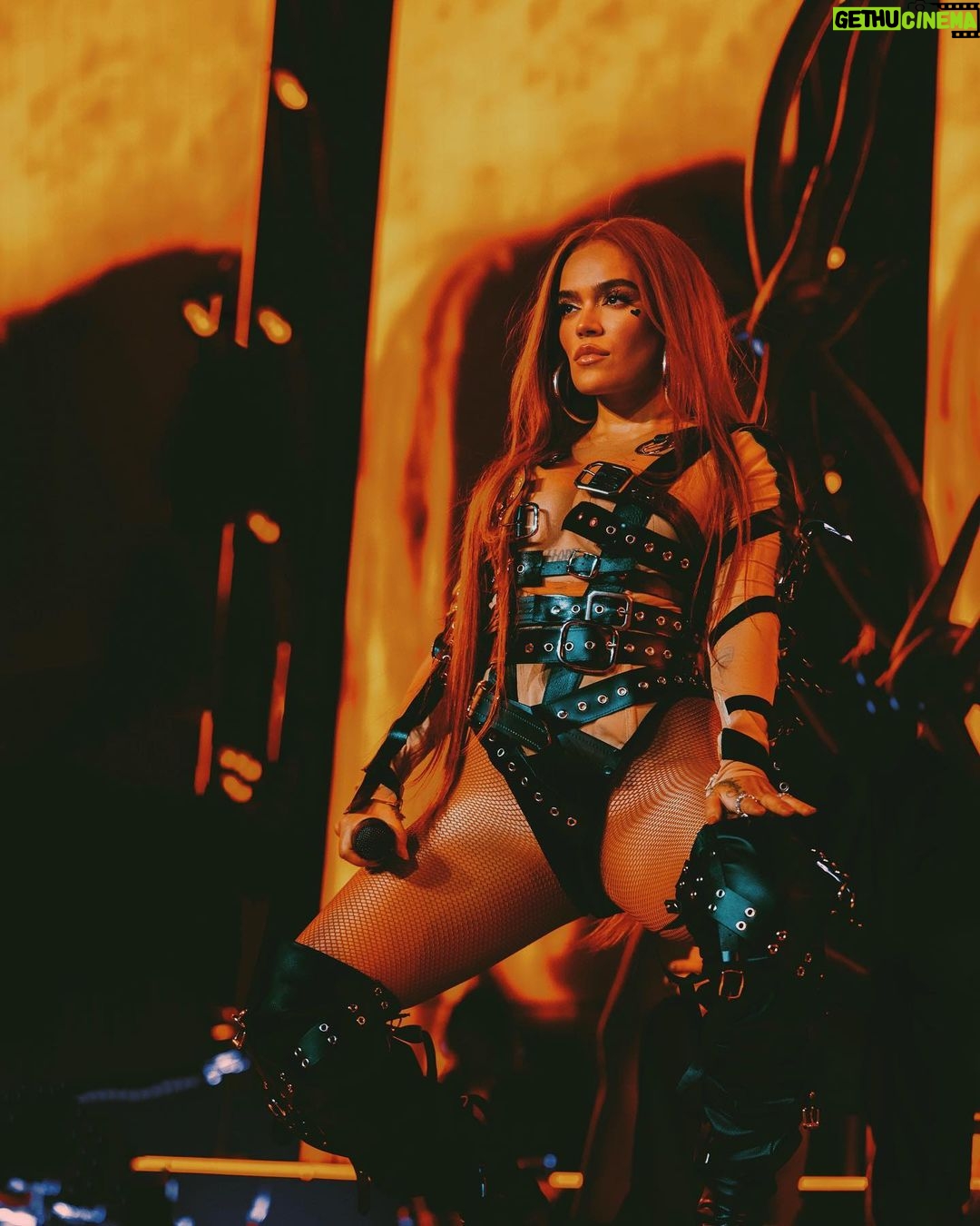 KAROL G Instagram - La verdad, resumir todo lo que quisiera decir en un caption es imposible… Antier terminó $Trip Love Tour 🖤 La energía que se sintió en cada uno de los lugares en los que estuve fue gigante, hermosa y SÚPER PODEROSA✨♥️ Podría decir que cada una de las personas que vivimos la experiencia cada noche, salimos con el corazón llenito, contento, feliz y motivado, incluyéndome a mi! Viví estos últimos dos meses de la forma más intensa y consiente que alguna vez lo haya hecho … 33 shows entre estados unidos y Canadá , 33 shows SOLD OUTS 🥹 y más de medio millón de personas que gozamos juntas cómo nunca, familias enteras, niños, adultos, viejitos 🥹 TODOS bailando y disfrutando la vida en el mismo lugar… Tengo que decir que tengo el público más lindo, el que más canta, el que más baila, los que más gritan, los más especiales… Amé los disfraces, las flores, los regalitos, los letreros, Las veces que no me dejaban cantar por gritarme cosas bonitas, las veces que me hicieron llorar de amor y que lloraron conmigo y la felicidad que cada uno irradió en ese lugar ♥️♥️♥️♥️ Gracias a Dios por la convicción que ha puesto siempre en mi alma, a todas las personas que trabajaron conmigo día y noche para hacer posible este sueño, a los artistas que me acompañaron durante el tour e hicieron que el show brillara aún más con su presencia y al increíble equipo de trabajo que se la vive conmigo día a día: Nos disfrutamos la vida como niños pero trabajamos como maquinas y por eso y más LOS AMO! (Gracias por subir al escenario a celebrar conmigo) Le dedico esto a mi casita 🇨🇴 Colombia! que está llena de talento y de personas que trabajan a diario por salir adelante ✨✨✨ y ya estoy loca por ver que me depara el futuro, estoy loca por verlos de nuevo gozársela conmigo y lista para trabajar incansablemente con el corazoncito abierto para recibir muchas bendiciones más !! Los Amo pues 13🤞🏽✨☀️🌴🌺 🌊 UN REGALITO MÁS !! Escogeré a 10 personas de las que más comenten en este post para irse conmigo y una persona más a mi concierto en el estadio de Puerto Rico !!! ♥️♥️♥️♥️ Colombia Tierra Querida