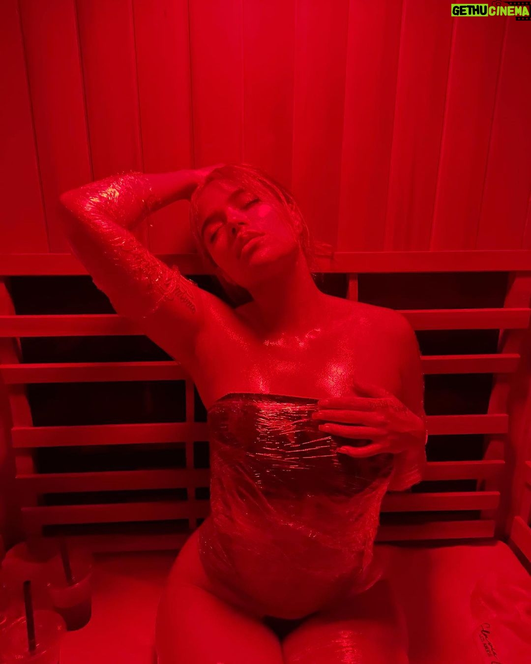 KAROL G Instagram - La última es mi favorita porque estaba grabando algo que estoy loca porque vean pero que falta mucho para que pase 🥹🌺🌊🌞 Cual es tu favoritaaaaa pues !???? ✨✨✨✨✨✨✨✨✨✨✨✨ 13