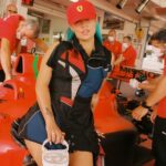 KAROL G Instagram - Ayer me invitaron a conocer la factoría de ferrari en Italia 🇮🇹 y a correr Fórmula 1 con el actual campeón en Silverstone @carlossainz55 🥺✨ Gracias @ferrari y @missionwinnow por la invitación 🖤❤️🖤❤️🖤 Real , una de las mejores experiencias de mi vida !!!!!!!!!!!!!! ⛽️🚧⛽️ Ferrari Factory Maranello,Italy