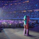 KAROL G Instagram - Si … todavía estoy llorando… no había posteado este video por que lo quise ver las veces necesarias para entender que aunque fue un momento de todos y para todos, ese momento fue mío también !!! Fue increíble ver como a pesar de los años de ausencia aún brillas con tanta intensidad🌅 11 años fuera de los escenarios, 11 años de invitaciones que rechazaste por que tenías otros ideales y aceptaste la mía 😭😭😭 LA MÍA !!!! Me aceptaste a mi y me sentí tan Grande y tan especial !!! TE AMOOOO ❤️‍🔥 Verte de nuevo ante el mundo, en medio de lagrimas y tantas emociones, solo confirmó que aunque por años han sido hermosos recuerdos, los sentimientos de toda una generación siguen vivos, INTACTOS 🔥🔥🔥 Mi reina @anahi que mis ojos vieran tu regreso a los escenarios compartiéndolo CONMIGO es algo que NUNCA JAMÁS olvidaré y qué tal vez cada que recuerde una lagrimita vuelva a aparecer 🌟🌟🌟 TENERTE AHÍ NO ME HIZO FELIZ SOLO A MI; TENERTE AHÍ NOS HIZO FELICES A MILLONES HOY!!! ♾❤️‍🩹❤️‍🩹❤️‍🩹 tú y yo para siempre 🥺🥺🥺