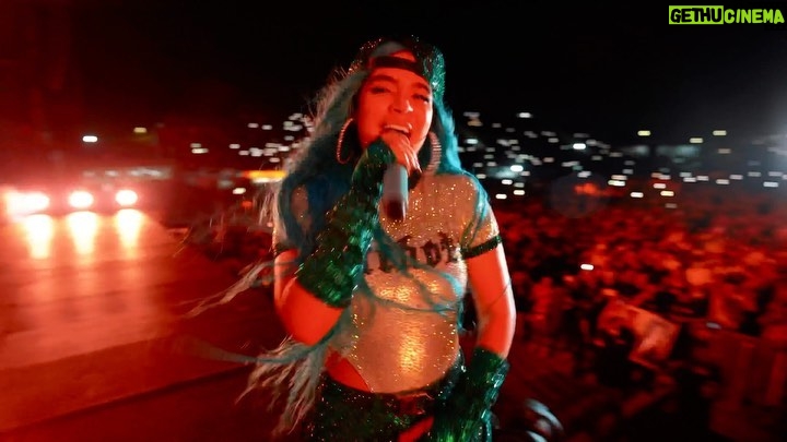 KAROL G Instagram - Anoche cantΓ© por primera vez Mamiii en vivo y adivinen que !???? β€οΈβπ₯β€οΈβπ₯β€οΈβπ₯β€οΈβπ₯β€οΈβπ₯β€οΈβπ₯β€οΈβπ₯β€οΈβπ₯β€οΈβπ₯β€οΈβπ₯β€οΈβπ₯β€οΈβπ₯β€οΈβπ₯β€οΈβπ₯ QUE CHIMBAAAAAAA β¦ Yo de cantante y de Fan a la vez Jaja π€ͺ @iambeckyg MAMIII , CUANDO LA CANTEMOS JUNTAS SE CAE LO QUE SEAAAAAAAA π€©πΈπΈπππͺ΄πͺ΄π€π€π€π€π€π€π€π€π€