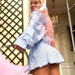 KAROL G Instagram - Hazme un peinado lindo para ir a dar una vuelta por Paris 🎀🥐🤍✨ Bonjour