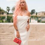 KAROL G Instagram - VERANO ROSA 🌸🕊️✨ JACQUEMUS